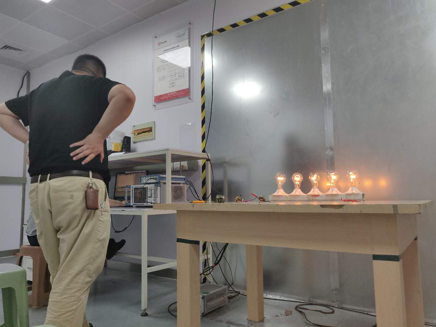 谷景工程師前往安規(guī)實(shí)驗(yàn)室處理客戶電路問題 8 蘇州谷景電子有限公司 8